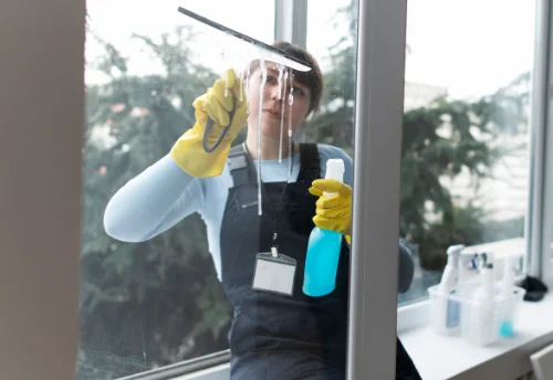 Nettoyage de vitres intérieures et extérieures à la Cour-Marigny